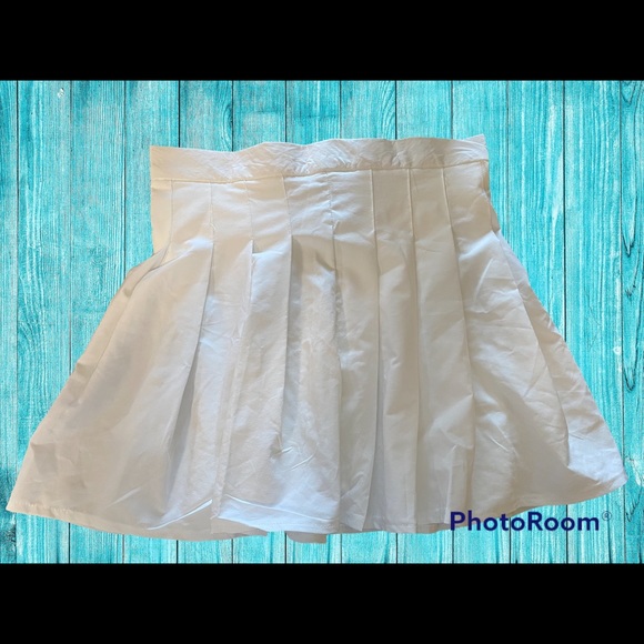 Dresses & Skirts - White pleated skirt size small new without tags